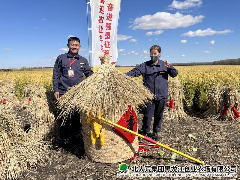 同舟共濟繪豐收榮獲冠軍（張超尚曉）２.jpg